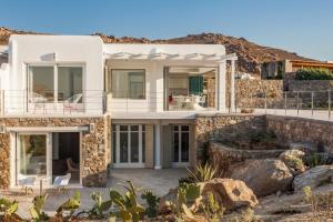 een villa met uitzicht op de oceaan bij Villa Leda Mykonos in Mykonos-stad