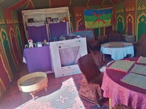 Camera con TV, sedie e tavolo di Chegaga Berber Camps a M'Hamid