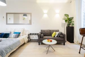 un salon avec un canapé et une table dans l'établissement Jardin Secret Studio Terrasse Panier Vieux-Port Marseille, à Marseille