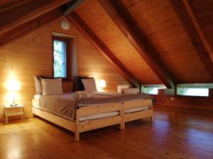 Postel nebo postele na pokoji v ubytování RUSTICO Orabino & SAUNA