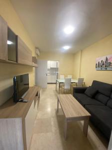 uma sala de estar com um sofá e uma mesa em Apartments Torre Levante 1H em Benidorm