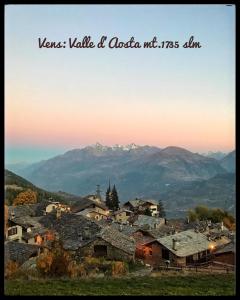 - une vue sur un village avec des montagnes en arrière-plan dans l'établissement Hotel Ristoro Vagneur, à Saint-Nicolas