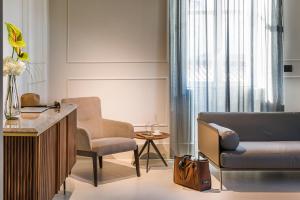 A seating area at Byssus Suites