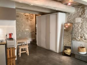 eine Küche mit einem weißen Kühlschrank und einem Tisch in der Unterkunft L'Etoile in Nîmes