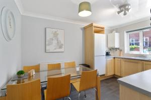 uma cozinha com mesa e cadeiras num quarto em Balcony Parking 50mbps Full Kitchen Washer em Norwich