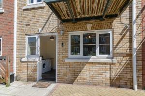 uma casa de tijolos com uma porta e uma janela em Balcony Parking 50mbps Full Kitchen Washer em Norwich
