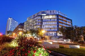 un edificio alto en una ciudad por la noche en Les Immeubles Charlevoix - Le 760310 en Quebec