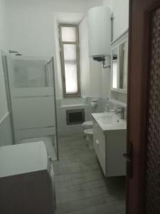 Ένα μπάνιο στο WHOLE HOLIDAY HOME APARTMENT LOVELY CIVITAVECCHIA da PAMINO & PRISCILLA