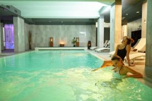 zwei Frauen in einem Swimmingpool in einem Hotel in der Unterkunft Forte16 View & SPA in Florenz