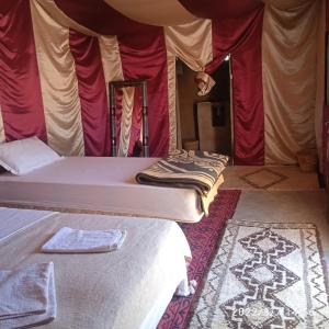Postel nebo postele na pokoji v ubytování Chegaga Berber Camps
