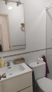 A bathroom at Verdemar Apartamento l