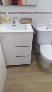 A bathroom at Verdemar Apartamento l