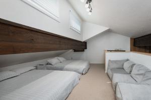 Overlook Athletic Club HeliportInner Circle Serenity Condo: Great Breck Location的一间卧室配有两张床和一张沙发。