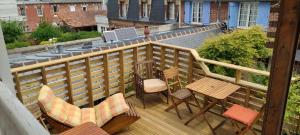 濱海維萊濱海維萊爾的住宿－Les Althéas，阳台的木制甲板上配有椅子和桌子