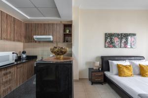 een woonkamer met een bed en een keuken bij HiGuests - Spacious Studio With City Views Near Dubai Mall in Dubai