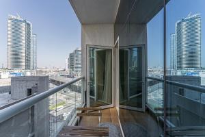 een balkon van een gebouw met uitzicht op de stad bij HiGuests - Spacious Studio With City Views Near Dubai Mall in Dubai