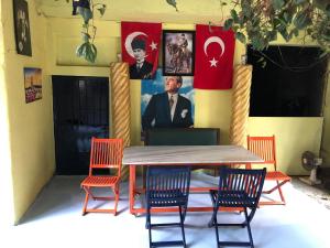 una mesa y sillas en una habitación con banderas en Hamam Hostel 1469 en Estambul