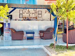 a group of chairs sitting outside of a store at ERİKLİ SUNSHİNE HOLİDAY APART HOTEl in Erikli