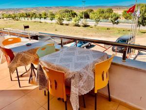 ErikliにあるERİKLİ SUNSHİNE HOLİDAY APART HOTElの眺めの良いバルコニーにテーブルと椅子が置かれている