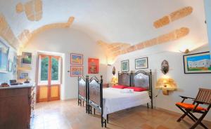 um quarto com uma cama num quarto em Un' Altalena sul Mare - Accesso diretto in spiaggia em Marittima