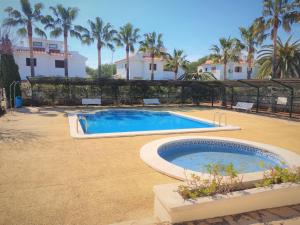 Basen w obiekcie Planta baja con terraza chill out - Primera línea Tres Playas - ALBERT VILLAS lub w pobliżu
