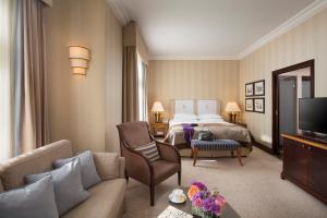 Televízia a/alebo spoločenská miestnosť v ubytovaní Esplanade Zagreb Hotel