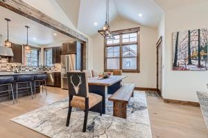 Il dispose d'une cuisine et d'un salon avec une table et des chaises en bois. dans l'établissement Deere Retreat Home Hot Tub Stylish, à Breckenridge