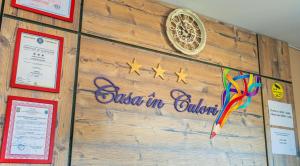 a wall with a sign that reads cider in california at Casa in Culori Vama Veche in Vama Veche
