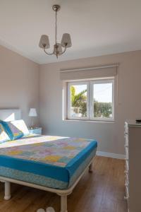 una camera da letto con un letto e una finestra di Casa das Rosas by MP a Vila Nova de Gaia
