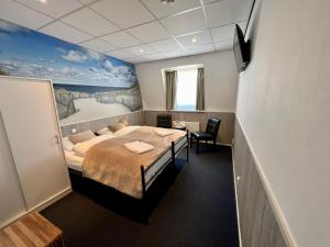 Rúm í herbergi á SEA YOU Hotel Noordwijk