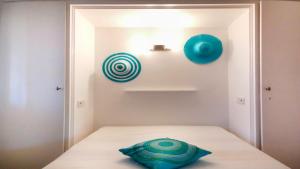 A bed or beds in a room at VACAY Apartamento Ibiza, piscina y relax! en la Costa brava, L'Escala!