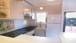 A kitchen or kitchenette at VACAY Apartamento Ibiza, piscina y relax! en la Costa brava, L'Escala!