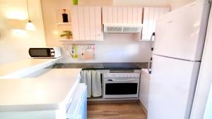 A kitchen or kitchenette at VACAY Apartamento Ibiza, piscina y relax! en la Costa brava, L'Escala!