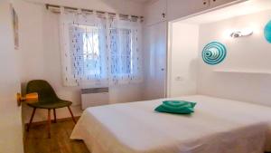 Posteľ alebo postele v izbe v ubytovaní VACAY Apartamento Ibiza, piscina y relax! en la Costa brava, L'Escala!