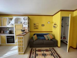 a living room with a couch in a kitchen at 072 Trilocale, Giustino in Giustino