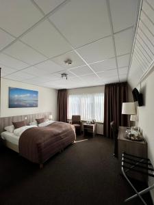 Rúm í herbergi á SEA YOU Hotel Noordwijk