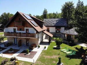 - une vue aérienne sur une maison avec une cour dans l'établissement Plitvice Green Valley, aux lacs de Plitvice
