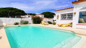 Bazén v ubytovaní VACAY Villa Zen, relax perfecto, en la Costa Brava, L'Escala! alebo v jeho blízkosti