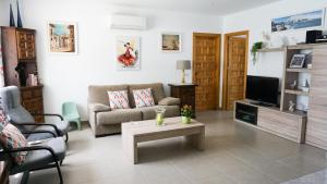 Televízia a/alebo spoločenská miestnosť v ubytovaní VACAY Villa Zen, relax perfecto, en la Costa Brava, L'Escala!