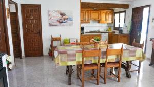 Kuchyňa alebo kuchynka v ubytovaní VACAY Villa Zen, relax perfecto, en la Costa Brava, L'Escala!