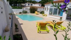Bazén v ubytovaní VACAY Villa Zen, relax perfecto, en la Costa Brava, L'Escala! alebo v jeho blízkosti