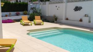 Bazén v ubytovaní VACAY Villa Zen, relax perfecto, en la Costa Brava, L'Escala! alebo v jeho blízkosti