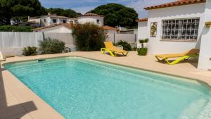 Bazén v ubytovaní VACAY Villa Zen, relax perfecto, en la Costa Brava, L'Escala! alebo v jeho blízkosti