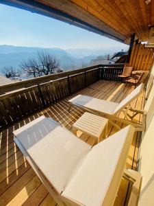 eine Terrasse mit Stühlen und Tischen auf dem Balkon in der Unterkunft Kunstelj Pension in Radovljica