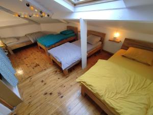 - une petite chambre avec 2 lits et une lucarne dans l'établissement Apt 6 pers. Duplex vue mer avec charme de l'ancien, à Bray-Dunes