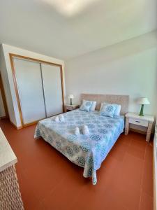 Ein Bett oder Betten in einem Zimmer der Unterkunft Superbe appartement spacieux avec terrasse vue piscine