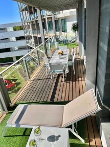 eine Terrasse mit einem Tisch und Stühlen auf einem Gebäude in der Unterkunft Superbe appartement spacieux avec terrasse vue piscine in Vilamoura