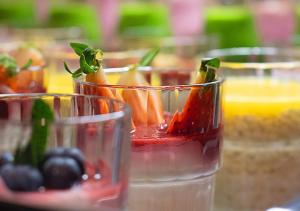 un grupo de vasos llenos de frutas y hortalizas en Barry's Hotel, en Dublín