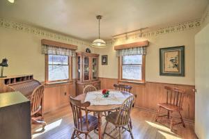 Quaint Creekside Home with Spacious Deck and Yard في Atkins: غرفة طعام مع طاولة وكراسي