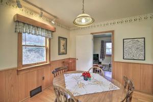 Quaint Creekside Home with Spacious Deck and Yard في Atkins: غرفة طعام مع طاولة وكراسي